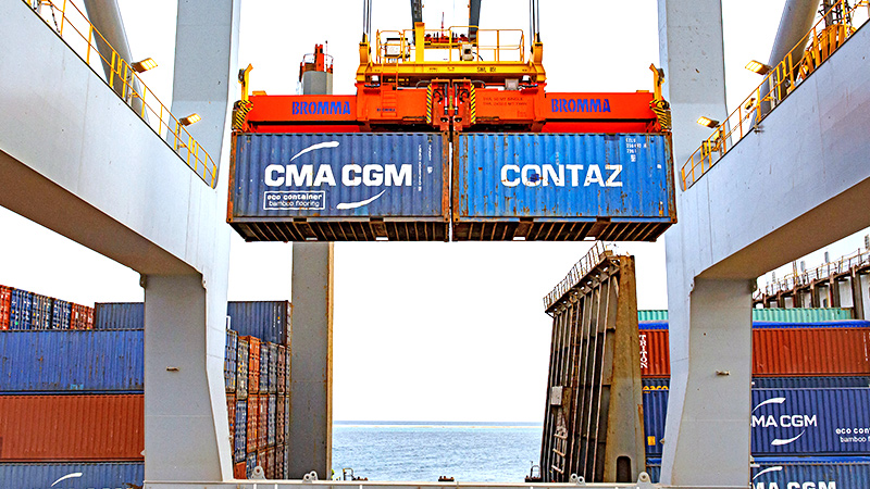 Verladen von Containern in einem Hafen