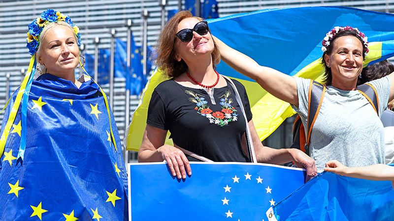Demonstranten mit ukrainischer Flagge und EU-Flaggen vor der EU-Kommission in Brüssel