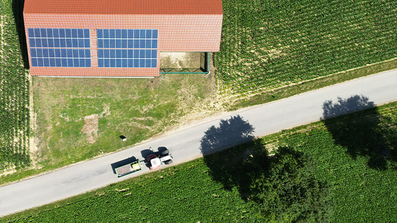 Bauernhof mit Solarpanels, Vogelperspektive