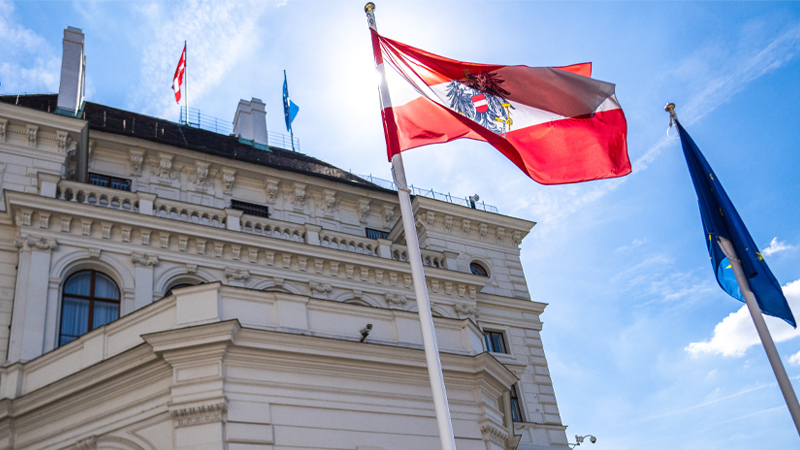 Österreich- und EU-Flaggen vor der Hofburg