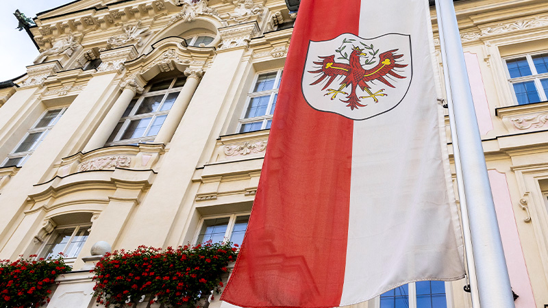 Flagge vor Tiroler Langtag