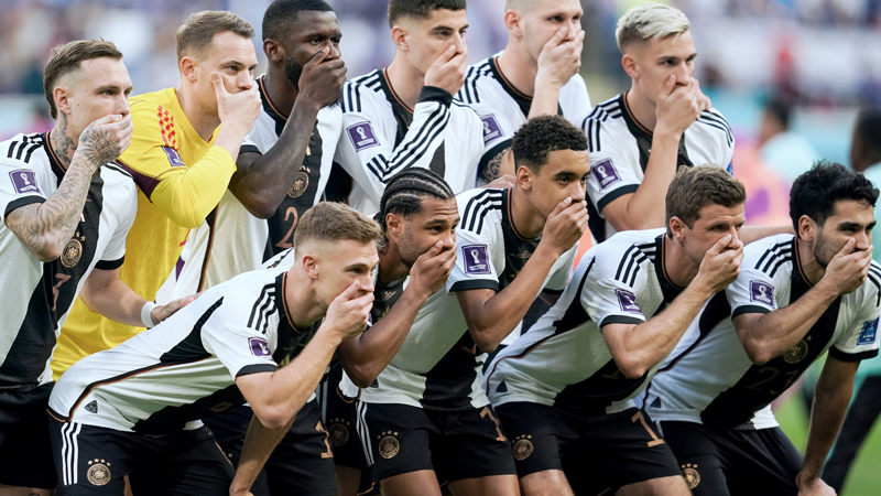 Deutsches Fußballteam mit zugehaltenen Mündern