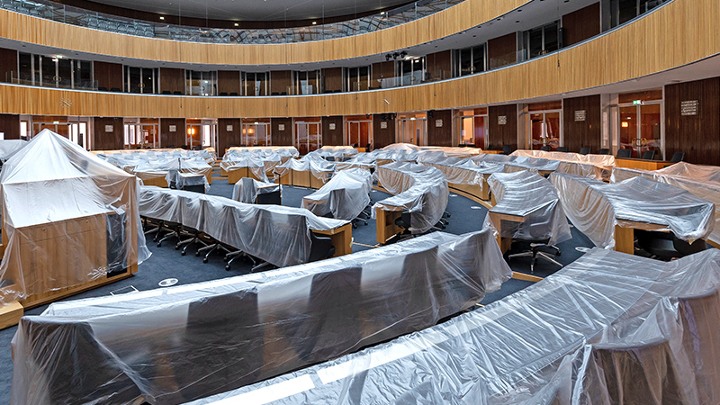 Zugedeckte Möbel im renovierten Plenarsaal des österreischischen Parlaments