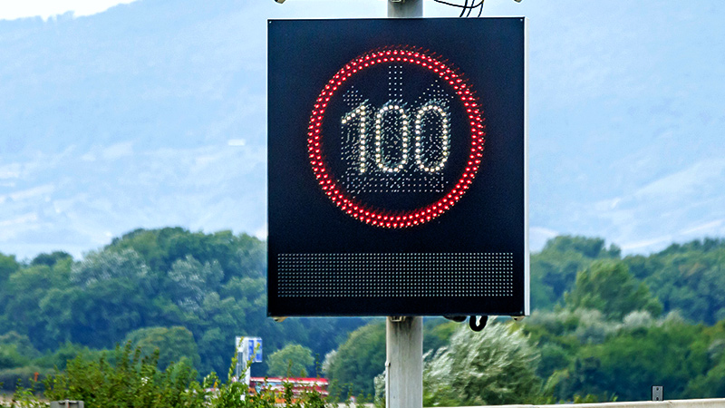 Ein Tempo-100-Schild auf einer Autobahn