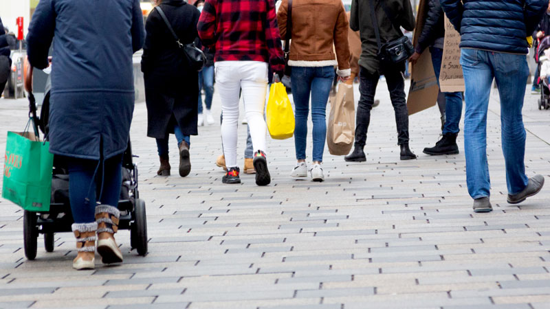 Fußgänger in einer Einkaufsstraße in Wien