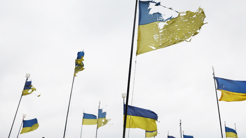 löchrige ukrainische Flaggen