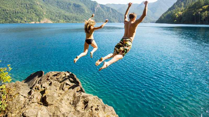 Zwei Personen springen ins Wasser