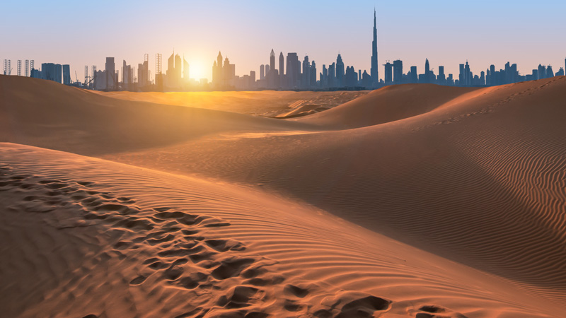 Wüste vor der Skyline von Dubai