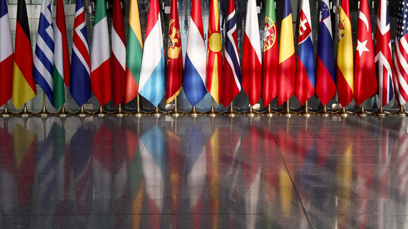Die Fahnen der NATO-Länder im Hauptquartier in Brüssel