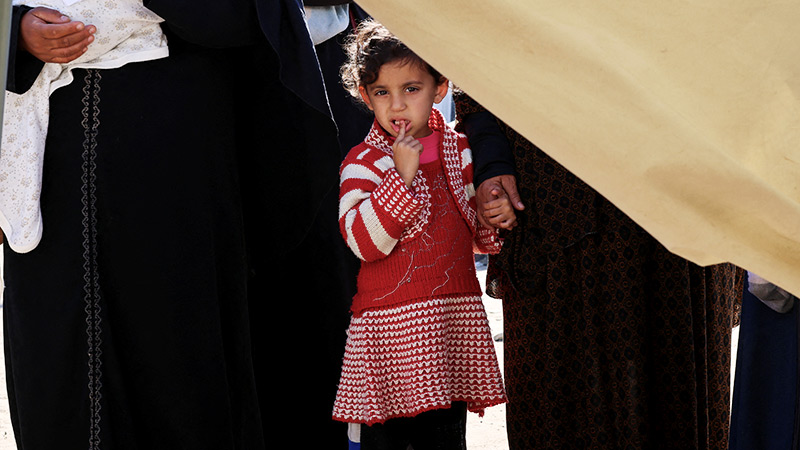 Ein Palästinensisches Mädchen an der Hand ihrer Mutter