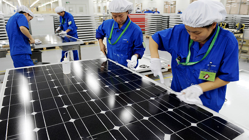 Arbeiter in einer Solarpanel Fabrik in China