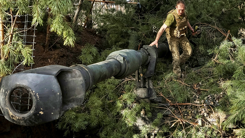 Ukrainischer Soldat auf Panzerhaubitze