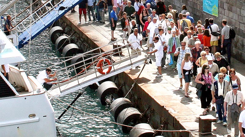 Dutzende Touristen nach dem Aussteigen aus deinem Boot auf der Insel Capri
